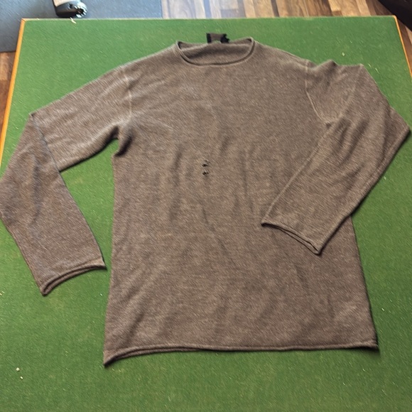 Giorgio Armani sweater damaged - Picture 1 of 6